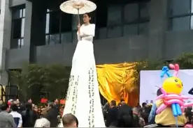 “最高女人”走红抖音，撑花伞好漂亮，网友：能找到婆家图片