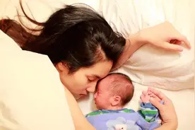 宝宝睡觉频繁踢被子，妈妈觉得“你冷”，揭开婴儿踢被真实原因图片