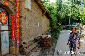 84岁大爷坐七年冤狱，二婚养大别人儿子，看现在儿子咋样对他图片