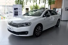 18.99万起，车长接近五米，做工用料甩迈腾三条街，实拍雪铁龙C6图片