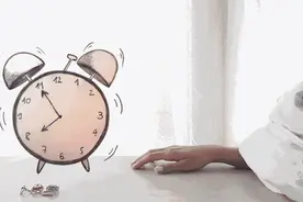 为什么有的人在闹钟响之前就醒来，有的人定几个闹钟也起不来？图片