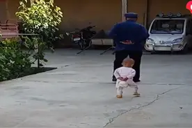 一岁萌娃模​仿爷爷走路，气质拿捏得稳稳的，全家笑得合不拢嘴图片