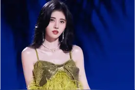 鞠婧祎拍戏时突然跪地摔伤膝盖，坦言很丢脸：医生说我是晕倒图片