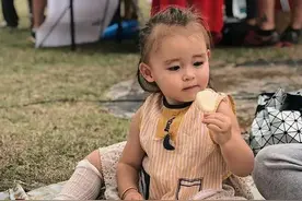 女总裁花50万“买精生子”，饱受网友质疑，母女现状打脸众人图片