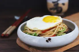 煮面条时，最忌水开下锅，面馆老板：牢记3点，面条又香又有嚼劲图片
