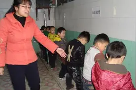 很多孩子不愿在幼儿园上厕所，老师不会告诉你，但家长要知原因图片