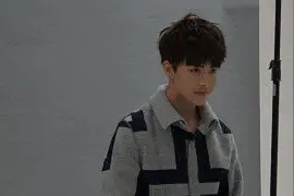 马天宇身穿面包服，内搭运动套装，脚上配彩色老爹鞋很出彩！图片