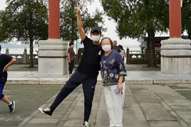 邓超妈妈外出游玩，穿文艺衫很有气质，留学生头看起来精气神十足图片