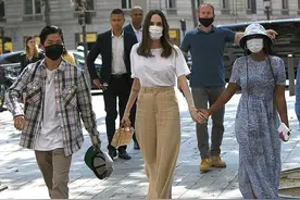 朱莉亚麻系着装游巴黎，气质好到让巴黎人都认输，名人夏日怎么穿图片