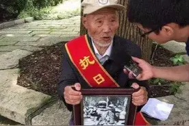 贵州83岁老人看到抗日娃娃兵照片后流泪，直言：这是70年前的我啊图片