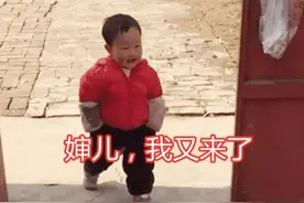 一岁半萌娃路子野，大摇大摆到邻居家“蹭吃蹭喝”，评论两极分化图片