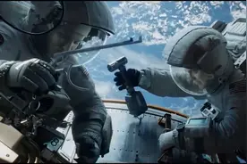 击毁卫星引连锁反应，各国航天器全部坠毁，女主通过天宫一号回家图片