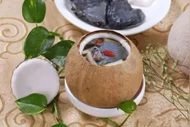 出生在海南，发扬在广东，正宗椰子鸡火锅这样搭配才最好吃图片