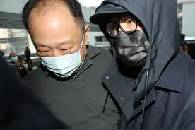 周星驰现身法庭照曝光，与人热聊心情好，完全看不出被追债7千万图片