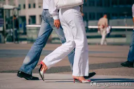 上海老夫妻在法国街头就餐，70岁中国人出来招呼，双方很面熟图片