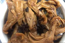 颜色不好，味道一般？大厨教你怎么做好家庭版的卤鸭爪，回味无穷图片