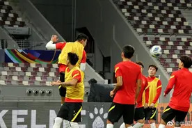 国足提前适应比赛场地，次战日本队酝酿变阵，扎紧篱笆拒绝冒进图片