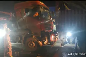 108国道平遥段：三辆半挂车连环追尾，消防员深夜紧急救援图片