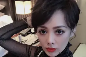 47岁宁静太开放，穿“羽毛裙”藏不住火辣身材，浑身上下都性感图片