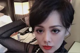 47岁宁静太开放，穿“羽毛裙”藏不住火辣身材，浑身上下都性感图片