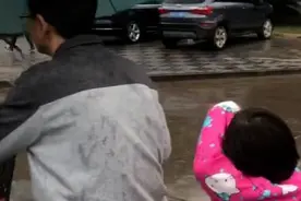 爸下雨天骑车送娃上学，淋不淋雨无所谓，主要这是个亲爹图片