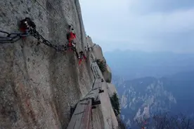 华山长空栈道，脚踏方寸之地，抬眼便是万丈深渊图片