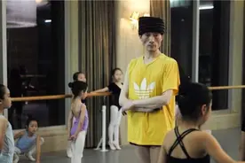 舞蹈“巨婴”郭冷：年入百万却住快捷酒店，生活全靠家长轮流照顾图片