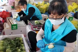 记者探访三亚线上蔬菜配送点：蔬菜配送无接触 菜品保质保量图片