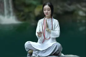 平时多助人，危难有人助，晴天留人情，雨天好借伞！图片