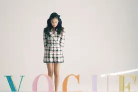 Jennie中世纪复古风香奈儿服饰，雅致黑白配色，表现力超绝图片
