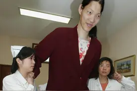 “女巨人”姚德芬：穿78码鞋，一顿饭吃6碗面，手掌上能站人图片