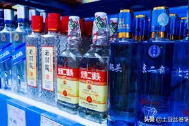 白酒瓶身上，有这“3个标记”的，都是酒精酒，能别碰就别碰图片