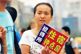 火车站“拉客”大妈宾馆，一晚40咋赚钱？过来人：不靠房费赚钱图片