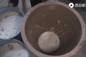 傣族酿酒牛屎封口！口感清香味芬芳？西瓜视频实拍特别的酿酒法图片