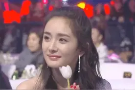 杨幂坐台下认真看戏，一脸陶醉，看清抓拍下真实五官，是本人吗图片