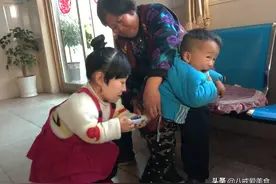 儿子遗传侏儒症，袖珍母借钱为儿打增高针：不想他和我一样被嘲笑图片