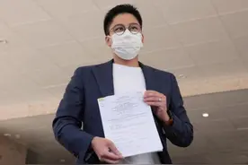 霍启刚一家三代罕同框,74岁霍震霆赤裸上身陪孙玩,霍中妍软萌可爱图片