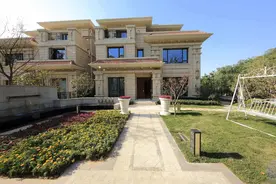 住的是别墅，门口院子搭圈围墙隔个小花园，邻居不允许：这是联排图片