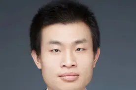 北大韦东奕实为帅小伙，回应全网封神：有些报道不实，“母亲陪读两年”是没有的事图片
