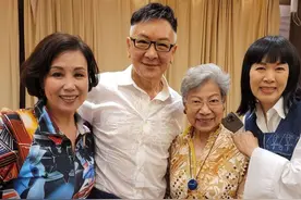 胡枫罗兰等老戏骨聚会，佘诗曼陪妈妈到场，佘母银发波波头太时髦图片