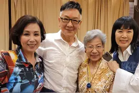 胡枫罗兰等老戏骨聚会，佘诗曼陪妈妈到场，佘母银发波波头太时髦图片