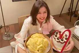 61岁钟楚红近况罕曝光，一头浓密黑发显眼，寡居14年老年生活丰富图片