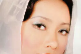 二婚嫁百亿豪门，半个港圈俯首称臣，她比向太更狠图片