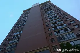 湖北大冶：四岁女童攀爬18楼窗台外 黄石消防紧急救援图片