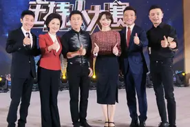 47岁董卿真会穿，印花上衣配包臀裙，浑身散发成熟女人味真迷人图片