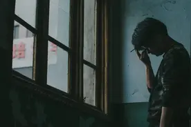男校长公开穿裙子化浓妆：我在拯救男性图片