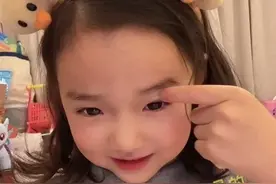 董璇4岁女儿化身美妆博主，手法娴熟惹人爱，审美敏感期怎么引导图片