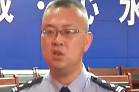 接到群众举报，民警调查鬼鬼祟祟的男子，从他裤腿里搜出大量现金视频封面
