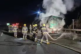 京哈高速一上午两货车自燃 车辆防火要重视 事故车后150米摆三角牌图片