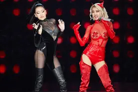 超火辣！蔡依林小S演唱会上热吻，网友直言太性感图片